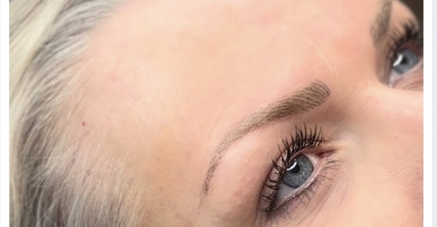 Blonde, sourcils clairsemés... et pourtant un résultat ultra naturel